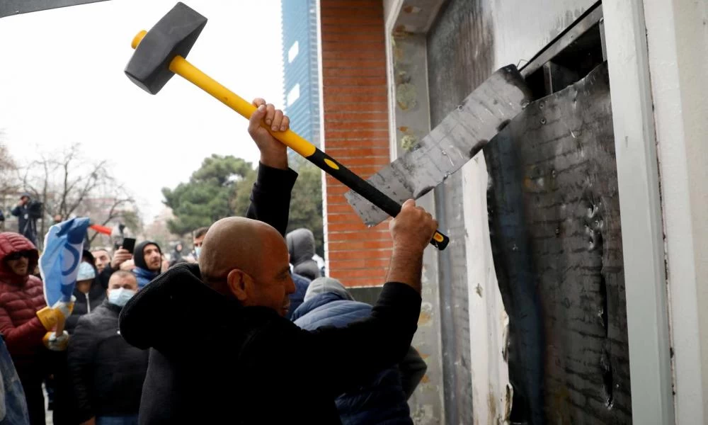 Αλβανία: Σοβαρεύει πολύ η κατάσταση στο Δημοκρατικό Κόμμα – Οπαδοί του Μπερίσα προσπάθησαν να καταλάβουν τα γραφεία